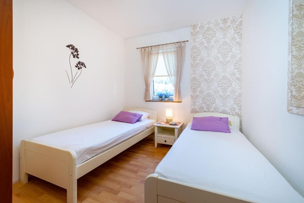 Apartments Milka Povljana Exterior photo
