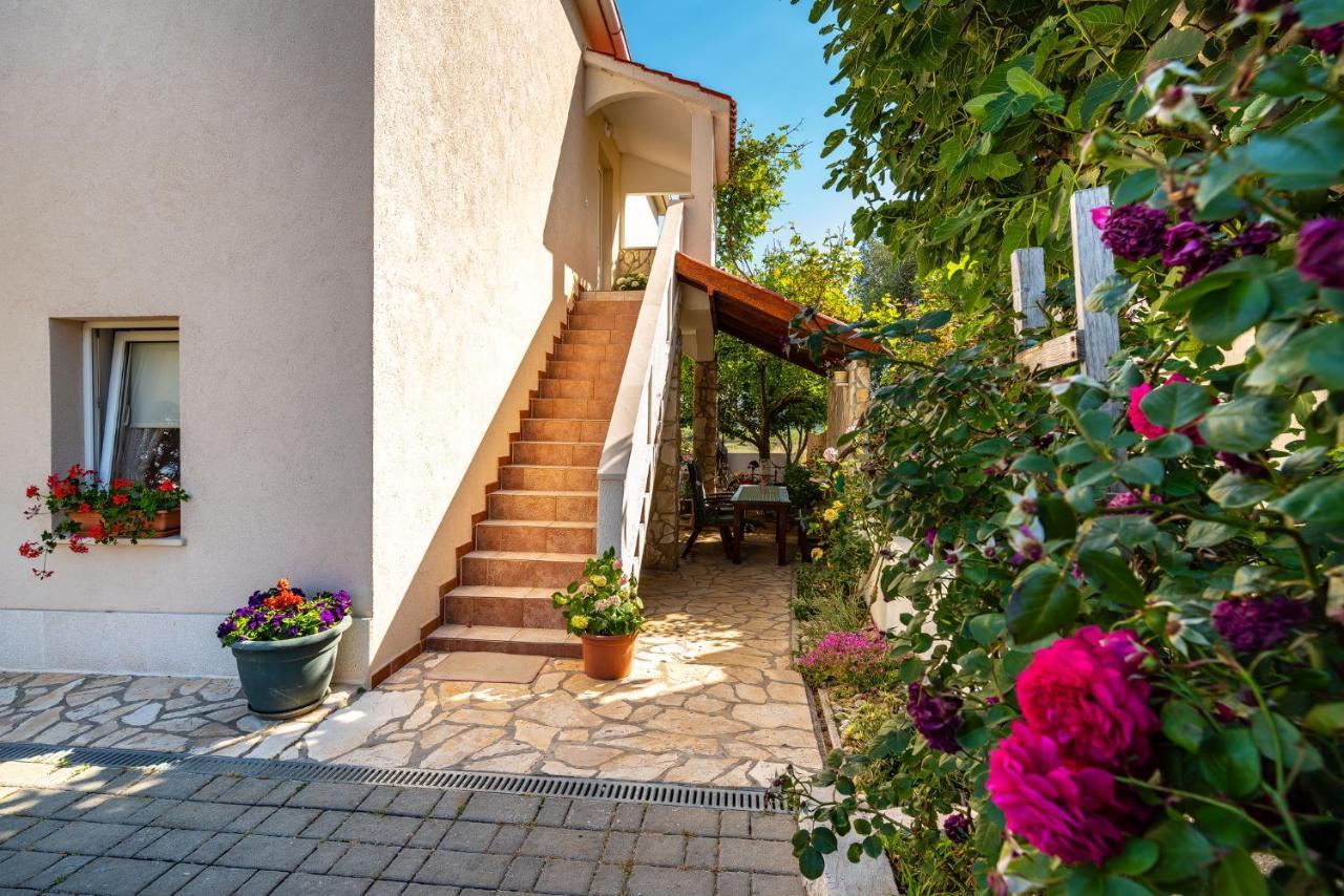 Apartments Milka Povljana Exterior photo